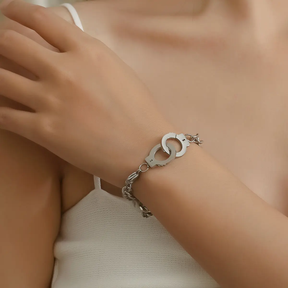 1 Piece Stainless Steel Fashion Creative Handcuffs Cuban Chain Bracelet - Stainless Steel Jewelry for Daily Casual Wear, Holiday Parties, Birthday Gift Accessories