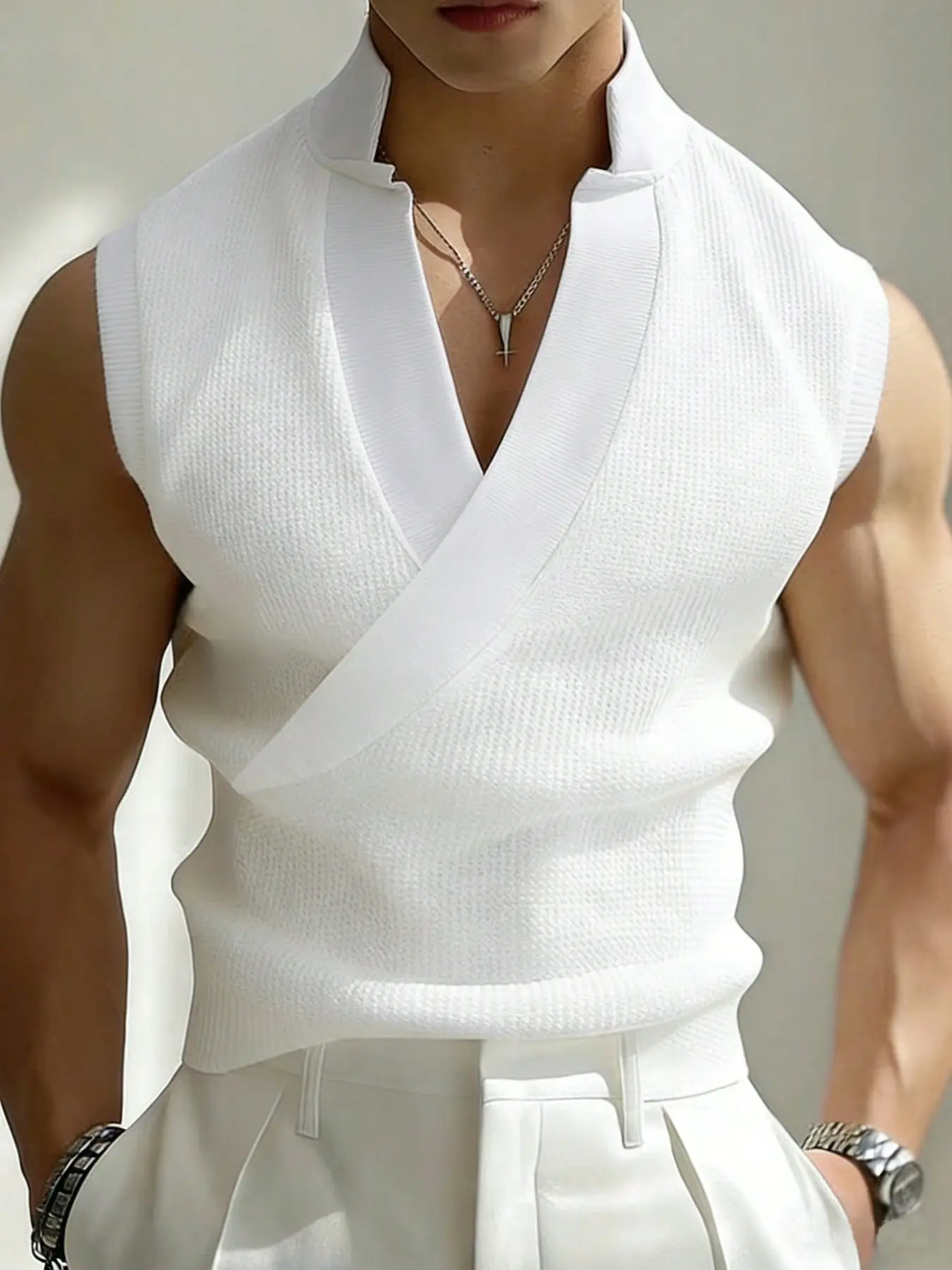 Men's white plain vest, one-piece design, loose fit, suitable for work commutes, basic casual style, versatile for everyday wear, can be worn as an inner layer or on its own, mature and well-fitting