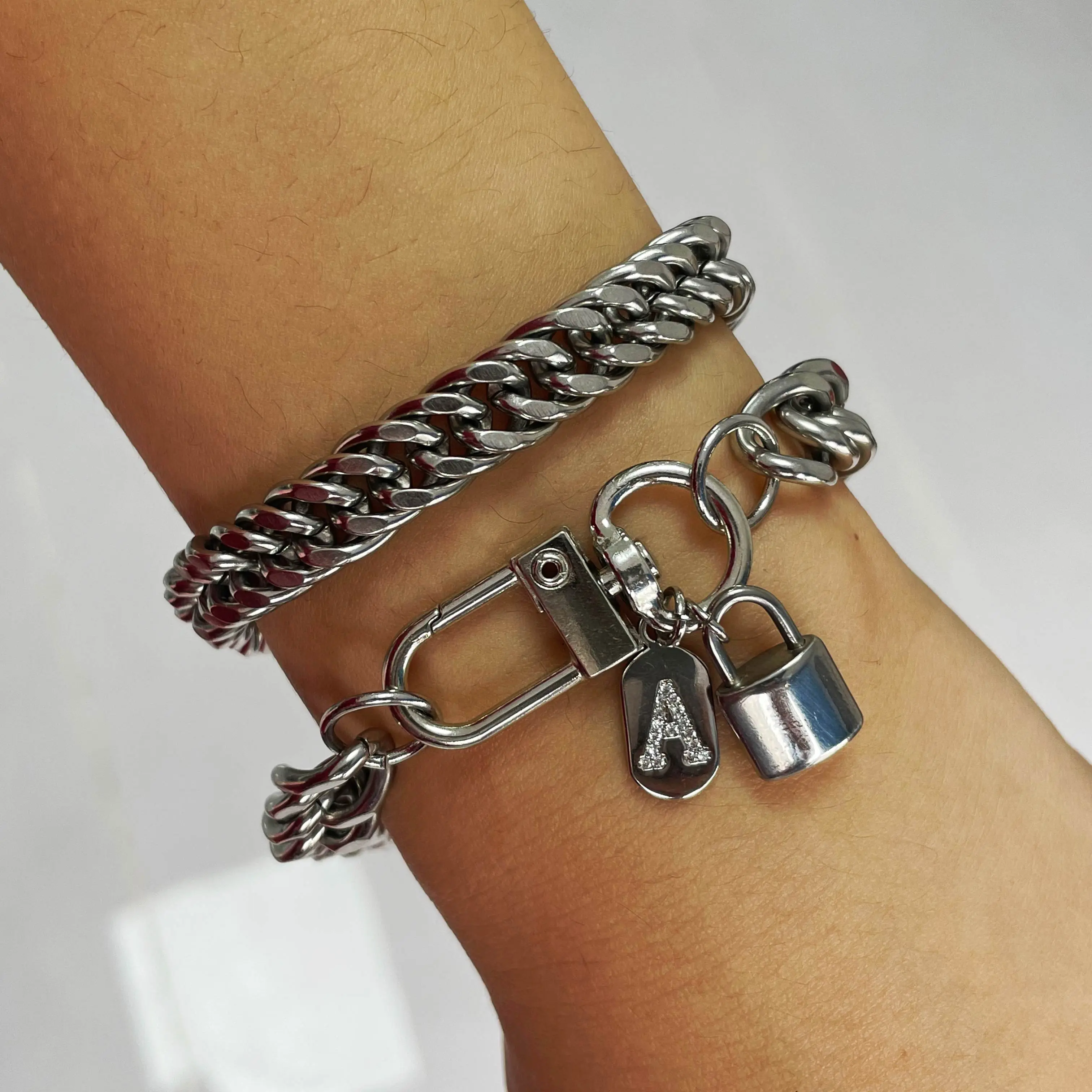 The silver letter bracelet is simple yet elegant, fashionable and exquisite. It is a fashionable item for daily life and party gatherings, and also a beautiful gift for family, loved ones and friends.
