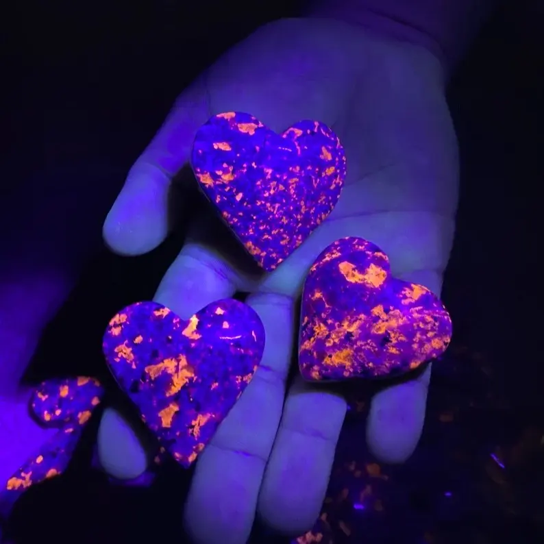 Natural Yooperlite Heart Rocks - UV-Reactive Hand-Polished Natural Stone Specimens, Flame Stone Sodalite Home Decor Ornaments for Party Use, Promoting Confidence, Calm & Truth