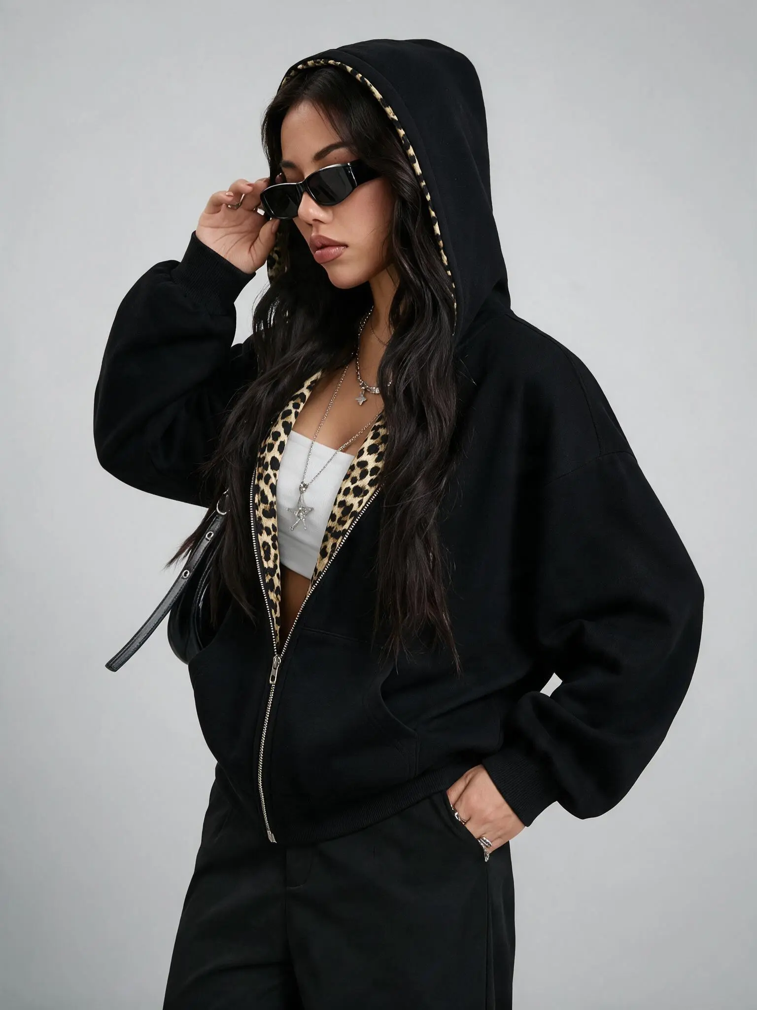 Women’s black zip-up sweatshirt with leopard lining, loose athletic top in Y2K street style, casual outerwear with pockets, suitable for home wear and outdoor outings
