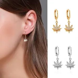 Maple leaf earrings for women, personalized and niche design, creative leaf earrings