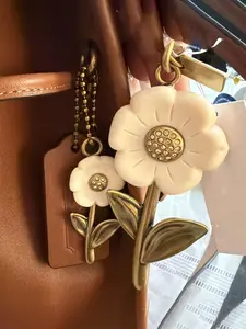 New Daisy Sunflower Keychain Pendant, High-End Style Bag Accessory, Fashionable Women's Charm, Trendy Design