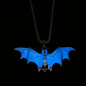 [Glowing Vampire Bat Necklace] 1/4pcs Glowing Vampire Bat Pendant Necklace - Dark, Unique Anime Jewelry for Halloween, Christmas, Birthday, Valentine's Day - Cool Couple Gift for Him/Her, Teenager