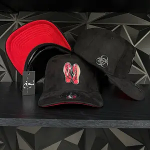 Suela roja  plate SnapBack hat-black/red suede