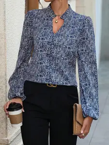 A women's blue and white geometric texture V-neck puff sleeve long-sleeved shirt, commuting retro style slimming top, suitable for autumn and winter, suitable for daily commuting, coffee shop visits, etc.