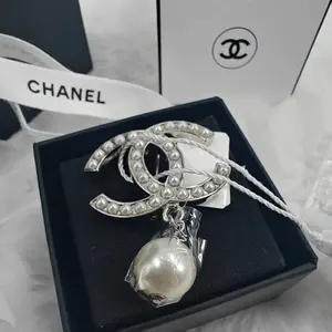 Pre-owned Chanel SIlver Plated Pearl Embellished Logo with Large Pearl Drop Brooch 1115GIA0044