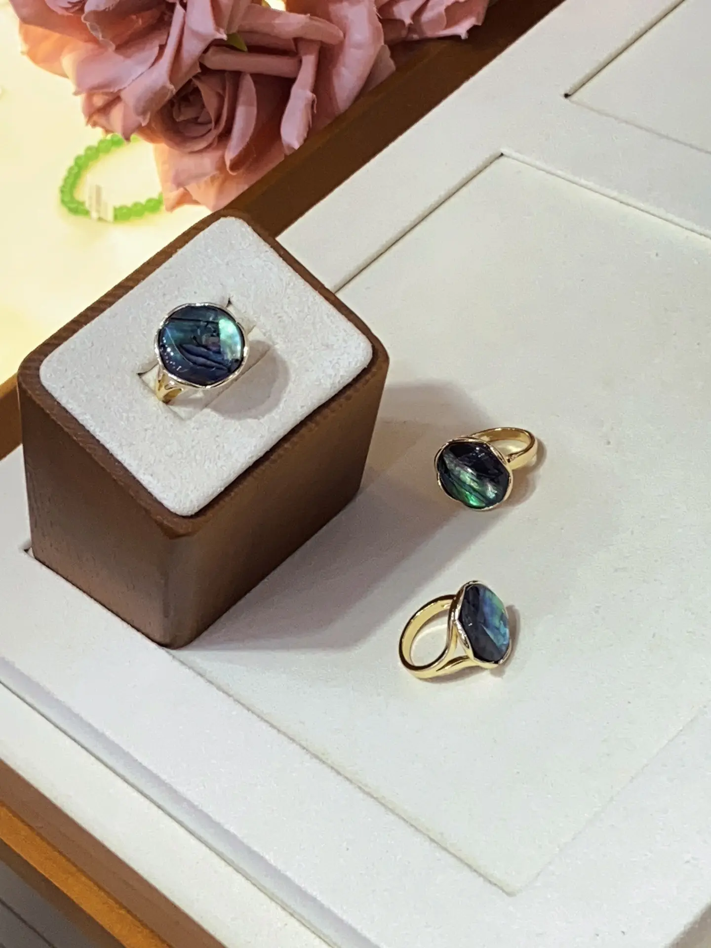 Iridescent Abalone Shell Oval Ring 14K Gold Plated Split Band Statement Ring Natural Rainbow Abalone Shell Handmade Cocktail Ring Boho Vintage Colorful Aurora Shell Finger Jewelry Gift For Women Daily Party Stackable Fashion Ring
