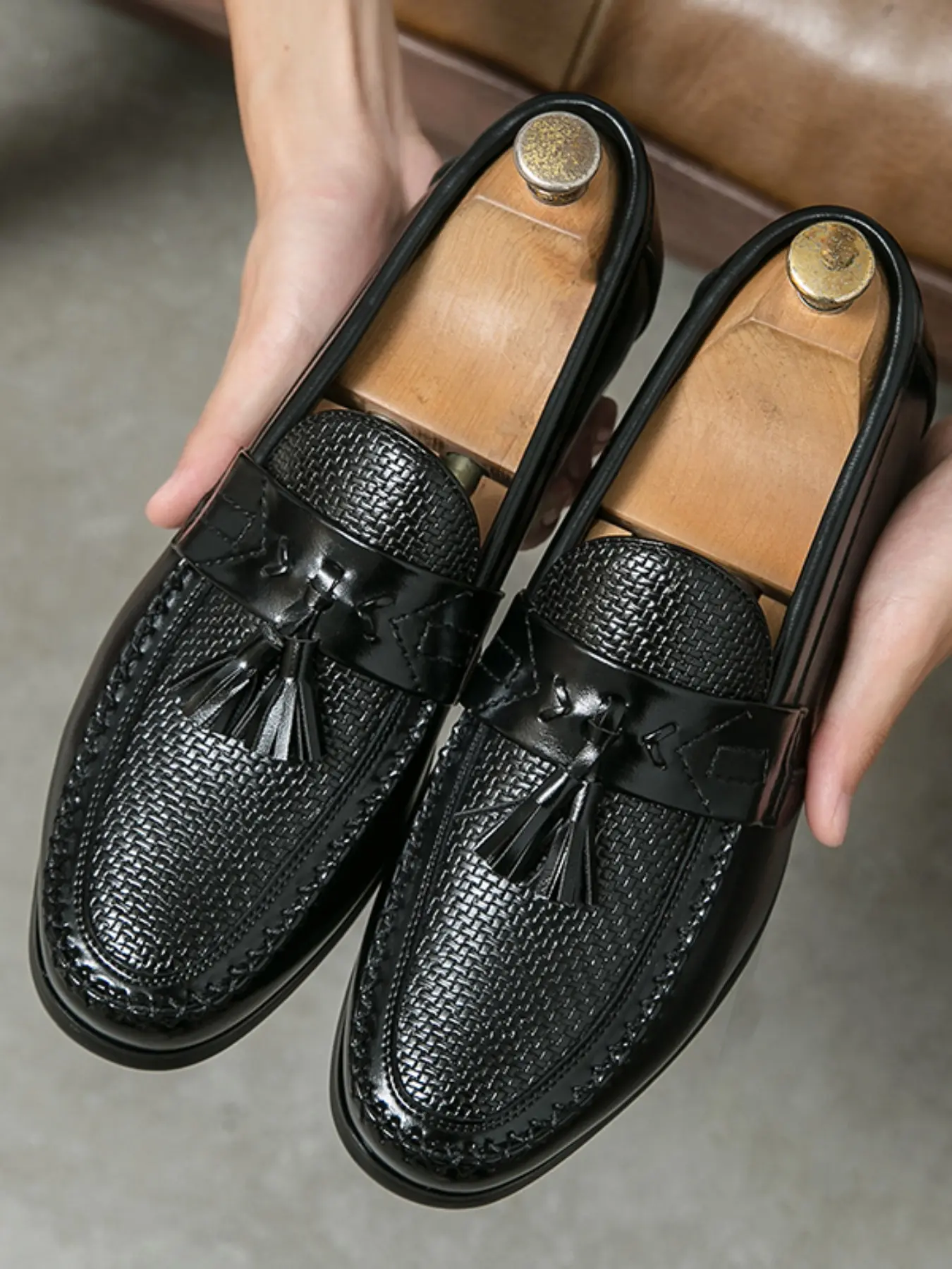 Men's British Style Block Heel Closed Leather Shoes, Classic Pointed Toe, Large Size Slip-On Fringe Loafers, Versatile Trendy Footwear for Business Shows Nightclubs