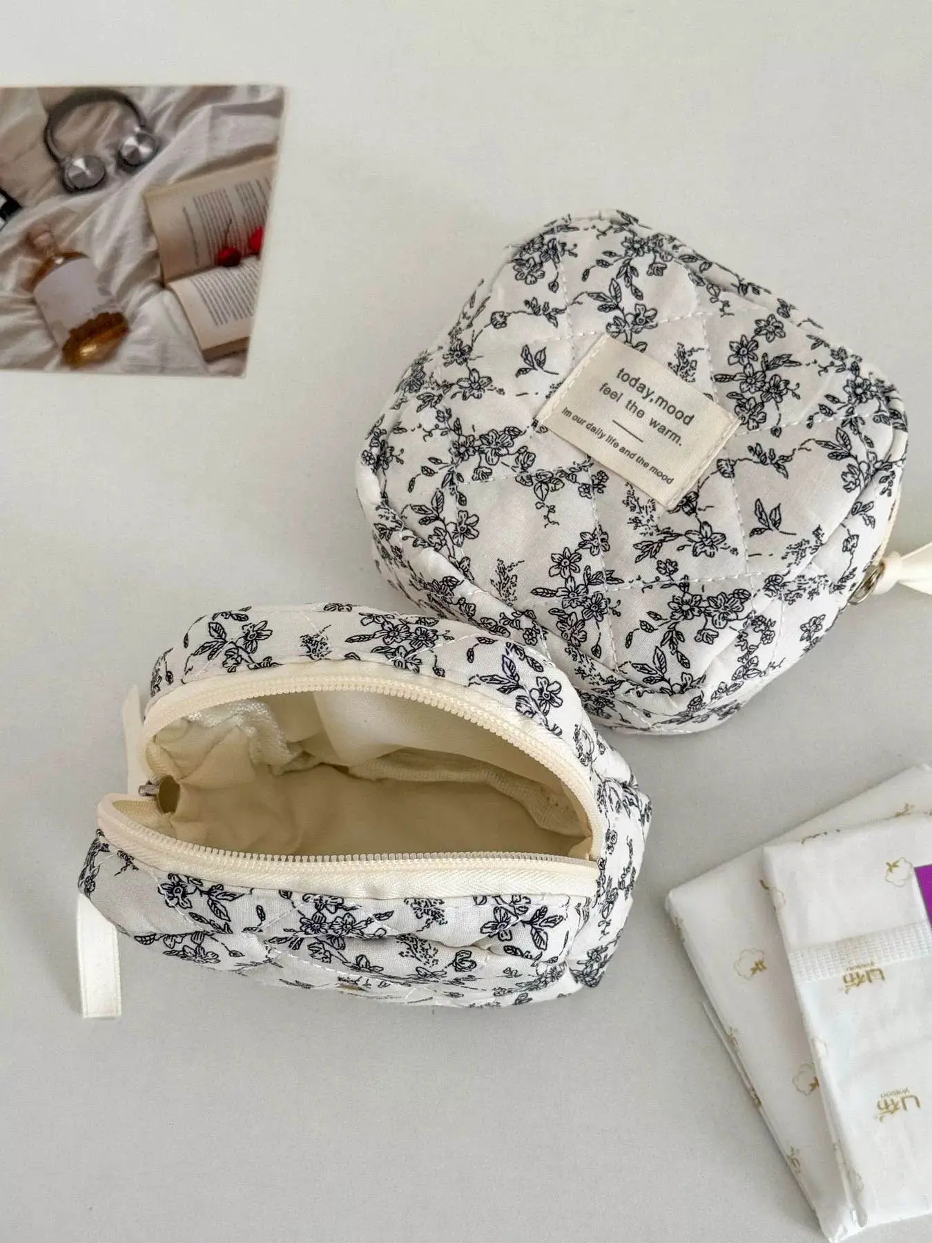 Girls' mini black and white floral aunt's towel bag, student portable checkered bag, essential travel cosmetic bag, cosmetic organizer bag, Cosmetic Travel Bags, Travel Beauty Bag
