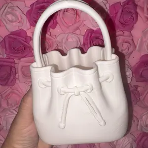 3D Mini Purse Makeup Brushes Holder White with Scallop Design and Handle for Easy Carrying