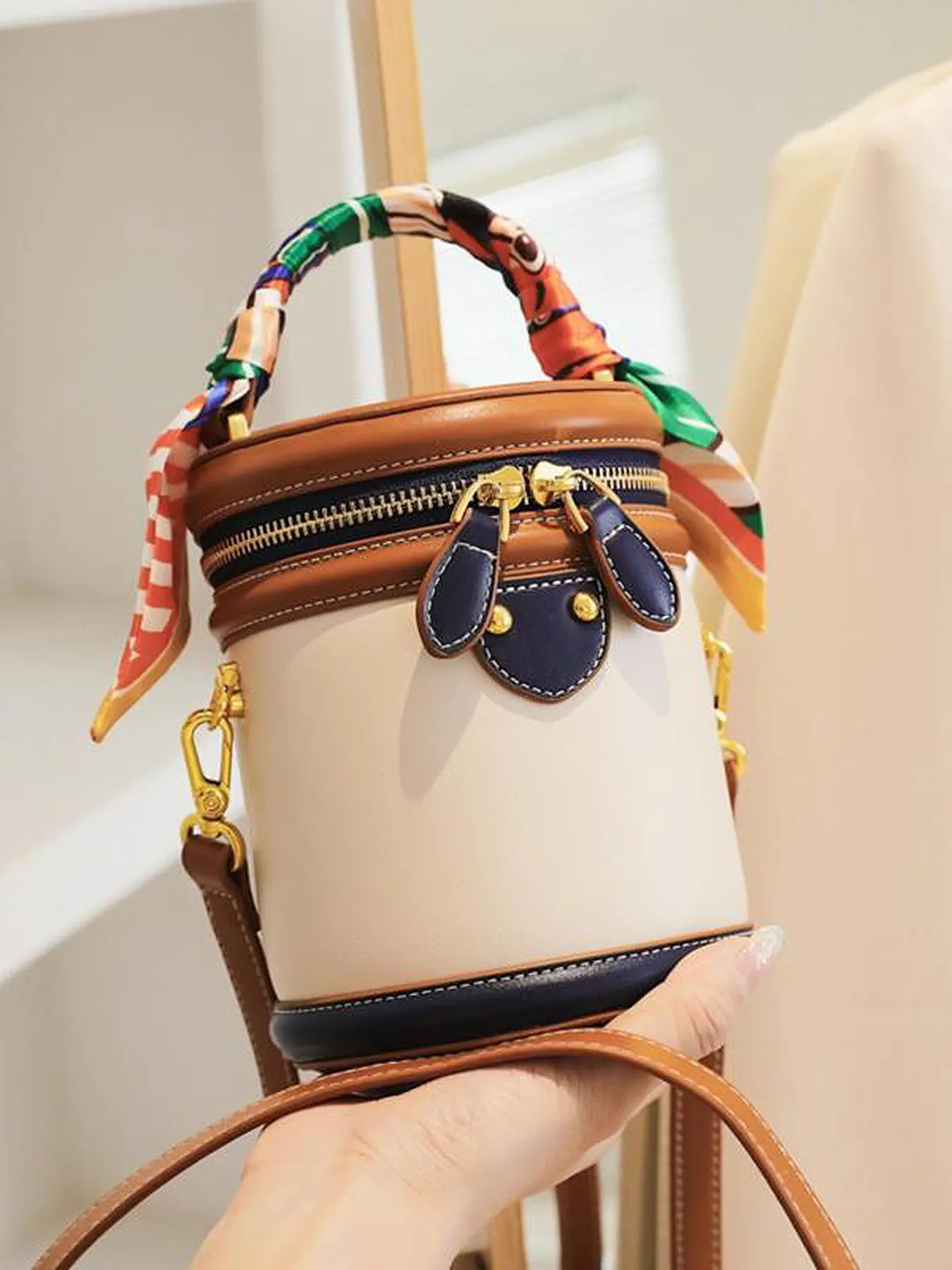 Vintage scarf handle color blocked bucket bag, colorblock pattern bag, light luxury hand-held crossbody bag, shoulder bag, Handheld bag purse, Crossbody purses, suitable for daily commuting, shopping