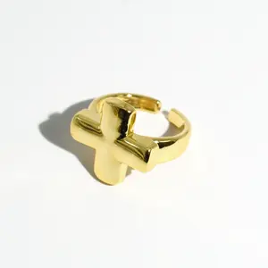 Chunky Cross Ring Gold