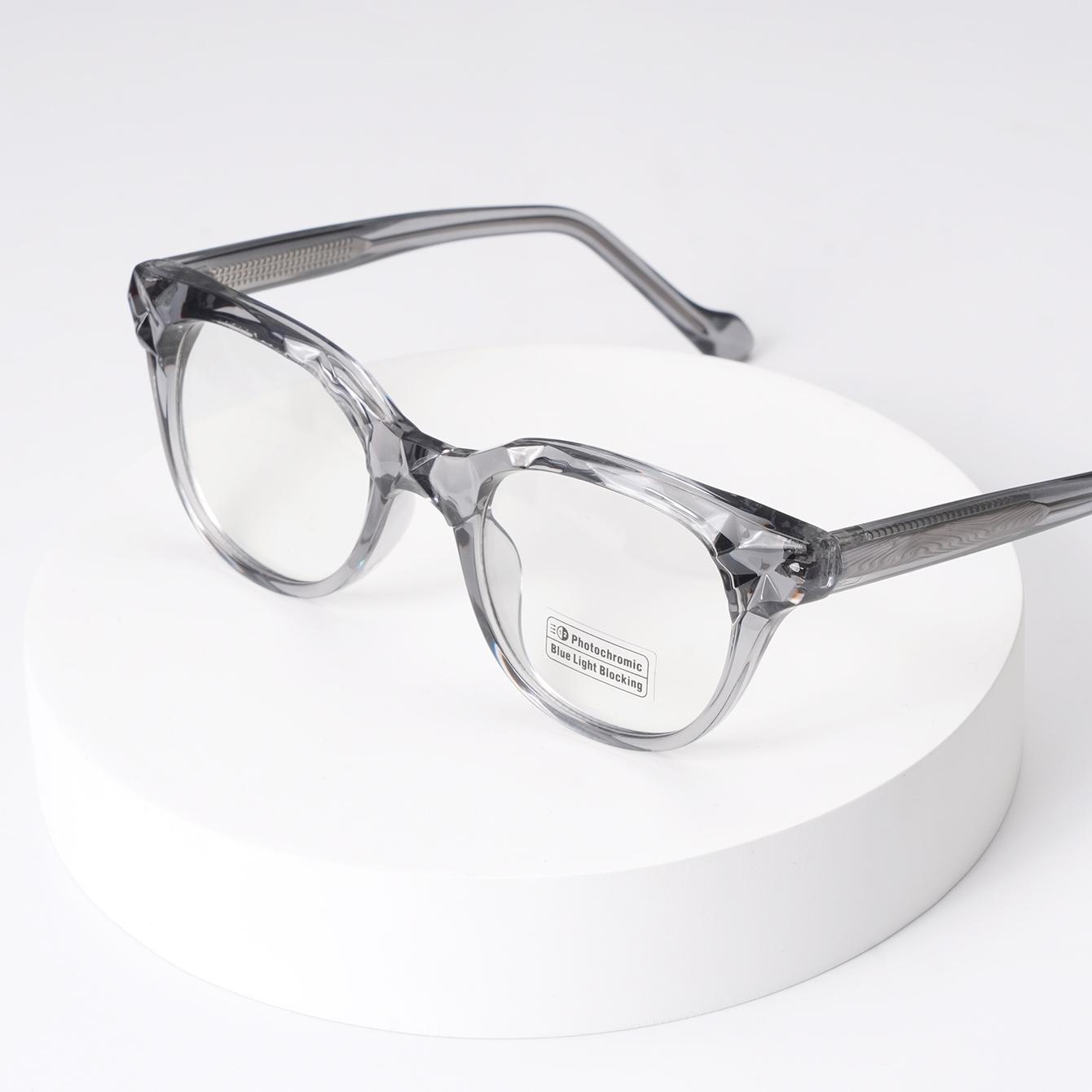 The original design features stylish and contemporary diamond-cut gradient lenses, offering both sun protection and effective UV protection. Suitable for both men and women, these sunglasses are ideal for daily wear or driving.