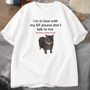 Retro "I'm In Love With My GF" Funny Cat Meme Graphic T-Shirt, Vintage Cat Lover Humor Print Oversized Crew Neck Tee, Unisex Short Sleeve Streetwear Cotton Top, Trendy Couple Aesthetic Shirt for Cat Owners, Meme Fans