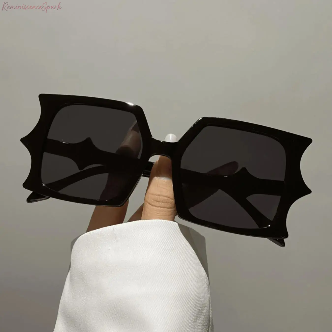 Unisex Bat Frame Sunglasses - Vintage Plain Color, Lightweight Durable Frame, Full Bat-Shaped Silhouette, UV400 Protection, Comfortable Fit, All Face Shapes, Everyday Versatility for Cycling, Driving, Leisure & Outdoor Use, Street Style, Full Uv400 Protec