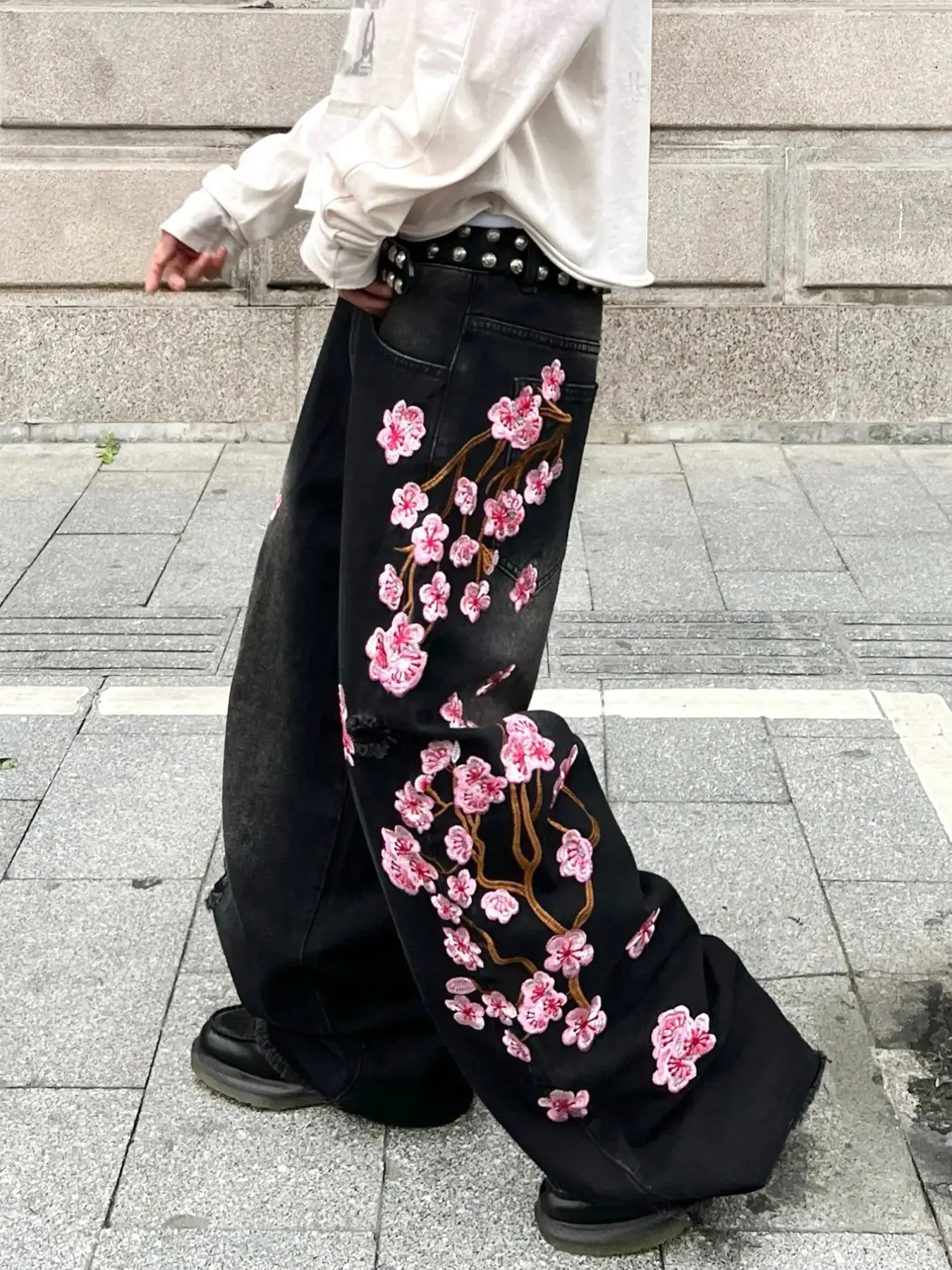 American Street Style Loose Fit Baggy Oversized Jeans, Embroidered Flower Patch, Vintage Washed Ripped Wide Leg Pants, All Season Casual Long Pants, Streetwear