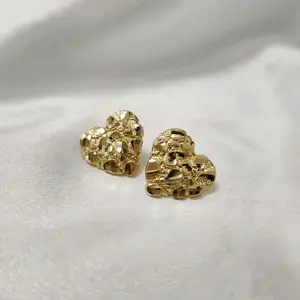 Par de Aretes nugget heart, los diseños mas nuevos de 10 k