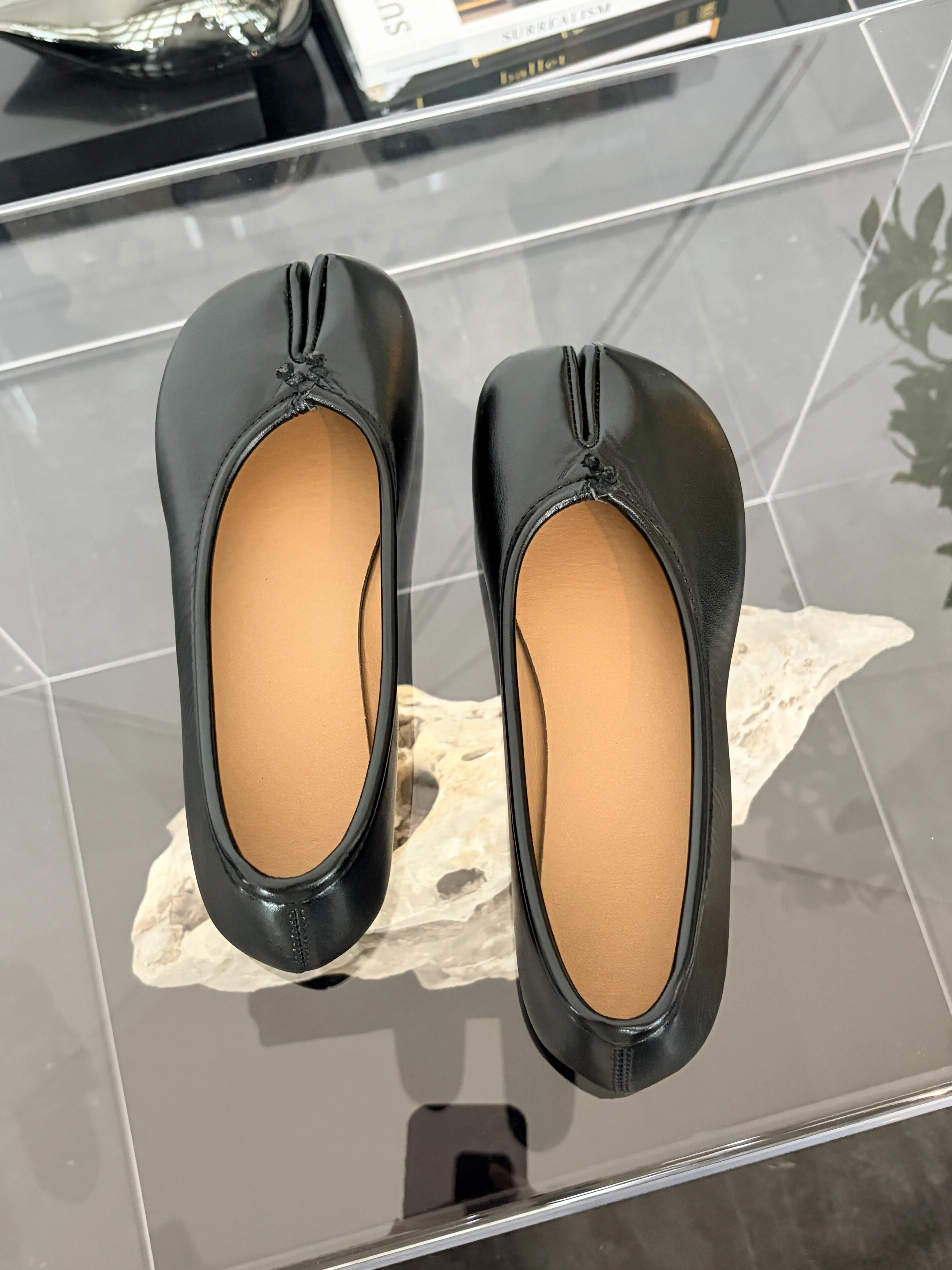 Women soft leather split-toe tabi ballet flats, minimalist knot decor, lightweight non-slip rubber sole, vintage French slip-on shoes. Versatile commuter footwear in cream, brown, black, red, designer flats for casual dresses & streetwear