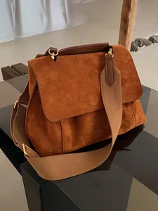 Niche simple retro caramel color shoulder tote bag, wide shoulder strap contrast color classic flap shoulder bag, Crossbody tote bag, fashion texture versatile, casual trendy design suitable for daily travel, shopping, etc.