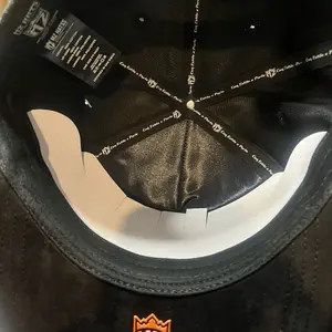 El Mapache y el Chicken  visera gamuza