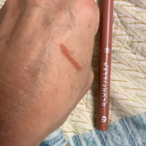 Product Review of Blurfiller Blurring Lip Contour, Buildable Formula, Line, Define, Contour, L'Oreal Paris from M**a S**e
