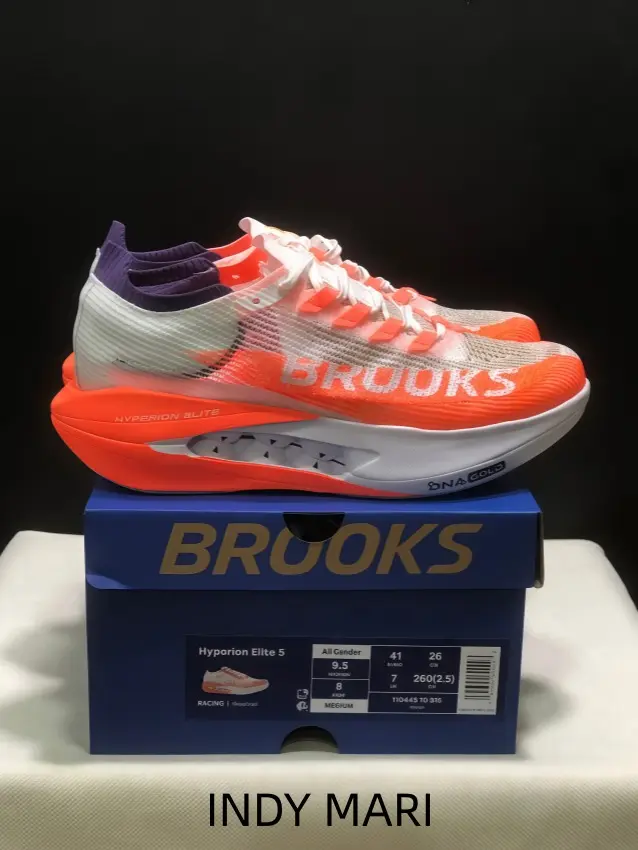 Ultra lightweight professional athletic shoes made of breathable woven fabric, tri-color layered foam midsole with full carbon plate improves running propulsion power