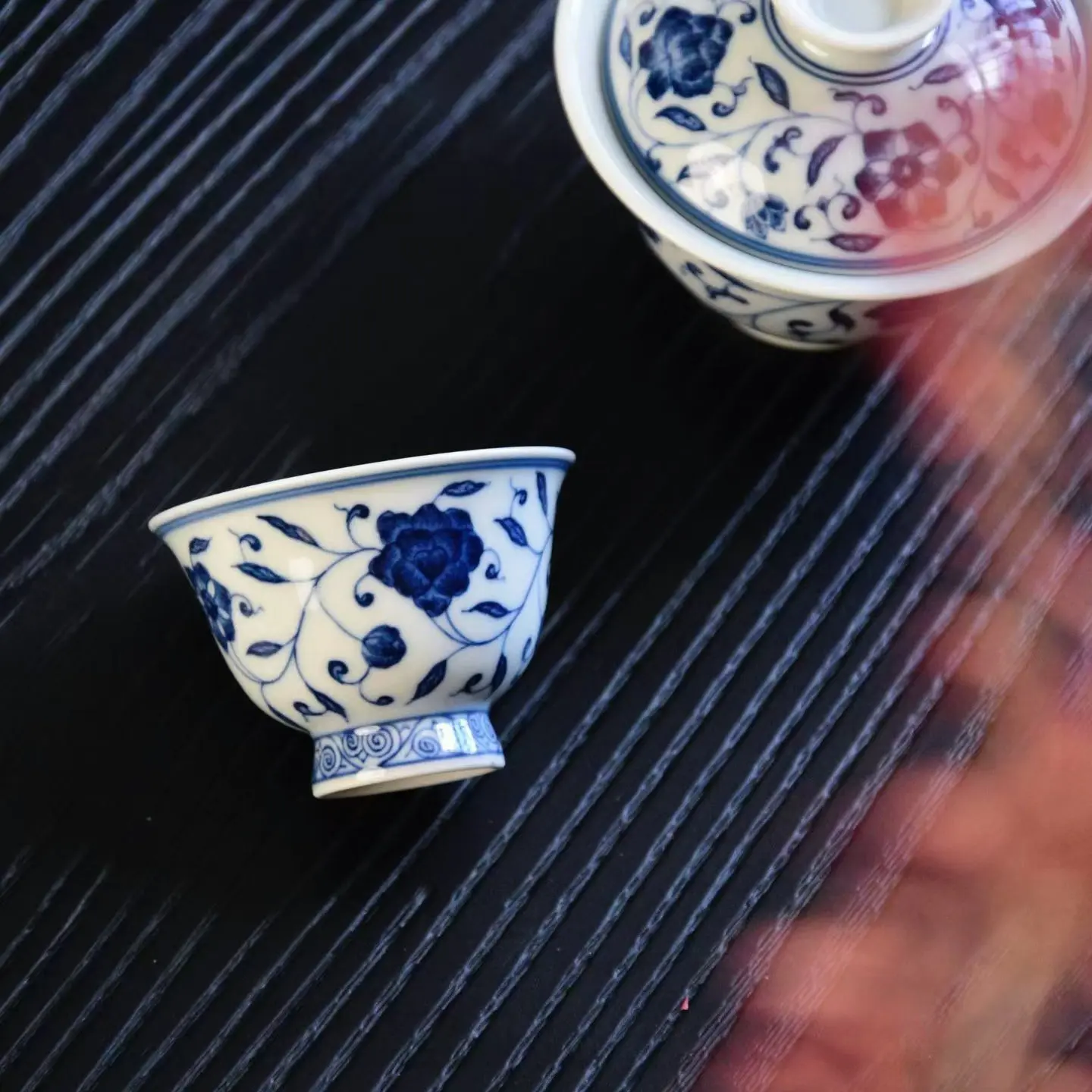Handgefertigtes Teegeschirr aus Jingdezhen,China:,San-Cai"-Schale aus blau-weiBemPorzellan mit Landschaftsmotiv, Gongfu-Teeservice