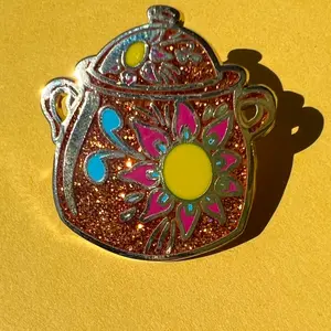 Olla de barro enamel pin