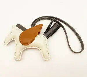 Versatile and fashionable bag charm in the shape of a little horse, in classic color schemes