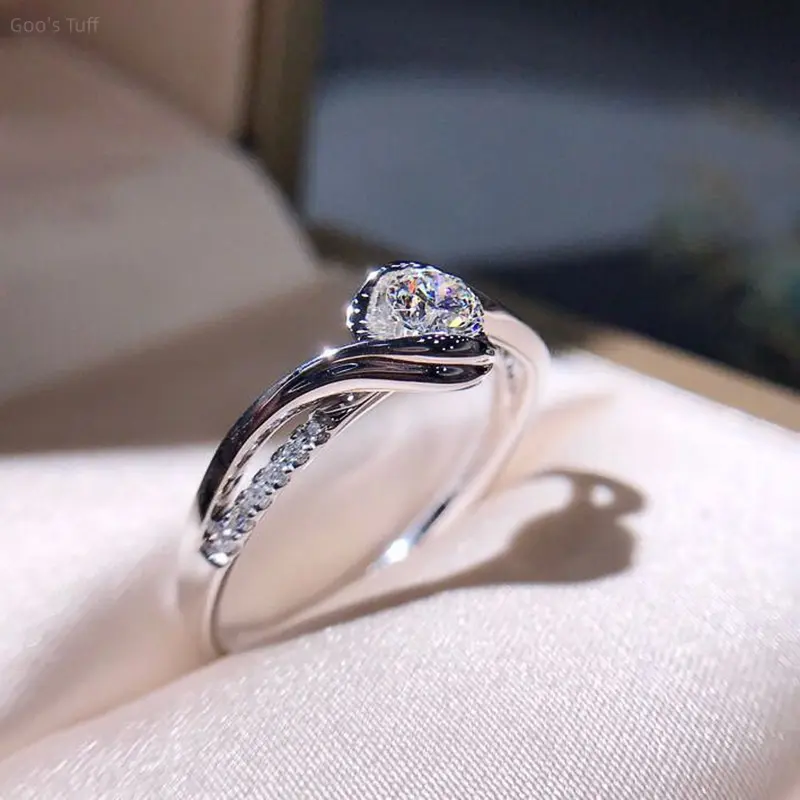 Women's Viral Twisted Shank Finger Ring - Creative Curved Band Inlaid with 8-Hearts 8-Arrows Zircon, Brilliant Luster Elegant Statement Jewelry for Proposal, Romantic Birthday Present