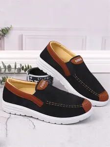 Men's casual shoes, breathable upper for a comfortable and airy feel, with a contrasting color design for a stylish look. The slip-on style ensures easy wear and removal, featuring a comfortable canvas material that is lightweight and durable