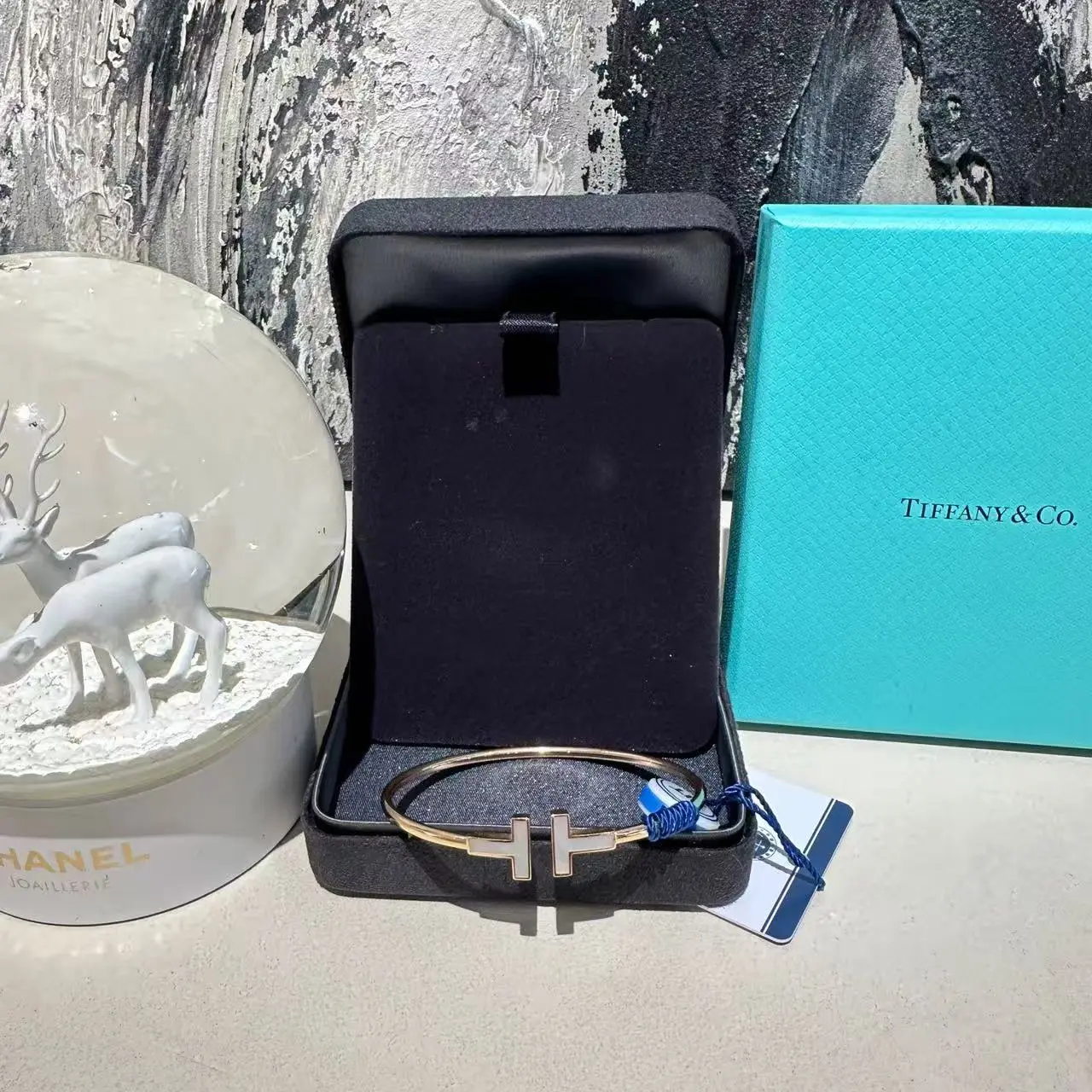Pre-owned Tiffany & Co. T Wire Bracelet in 18K Rose Gold with Mother of Pearl – Iconic Open Cuff Bangle
