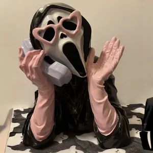1pc Glowing Halloween pink hand phone ghost face statue, Halloween creative, funny and trendy screaming phone exchange ornament, Halloween home atmosphere decoration ornament, resin handicraft