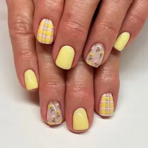 Sunny Bloom-On Nails – Soft Pastel Yellow with Delicate Pink and Yellow Floral Accents and Chic White Plaid Design, Short Square Shape, Easy to Apply, Durable and Reusable False Nails for Women, Perfect for Spring, Summer, Picnics, and Everyday Wear
