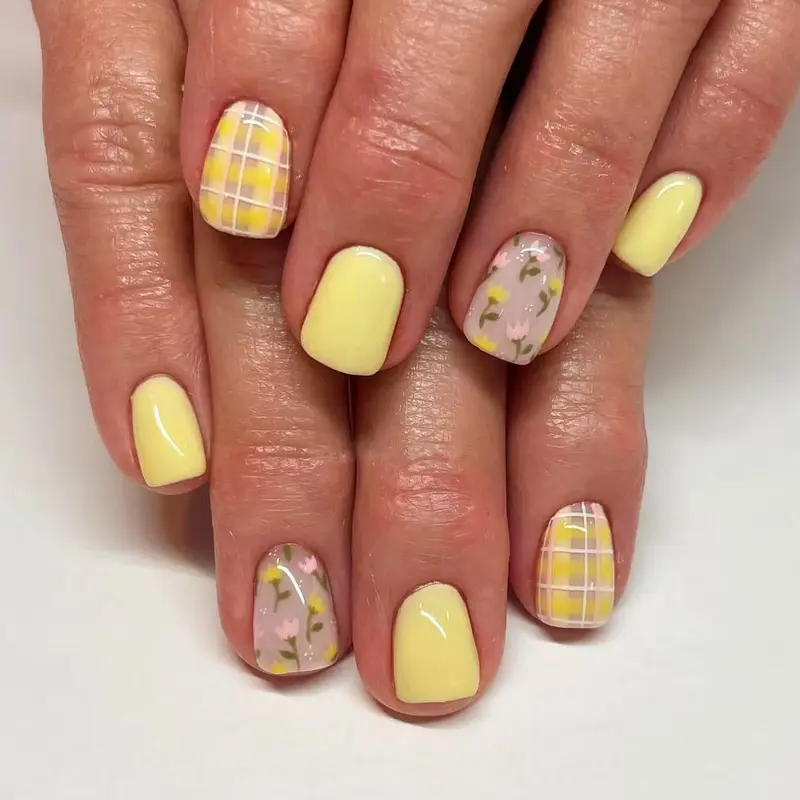 Sunny Bloom-On Nails – Soft Pastel Yellow with Delicate Pink and Yellow Floral Accents and Chic White Plaid Design, Short Square Shape, Easy to Apply, Durable and Reusable False Nails for Women, Perfect for Spring, Summer, Picnics, and Everyday Wear