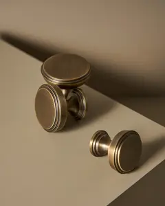 ASTORIA ROUND TRADITIONAL CABINET KNOB