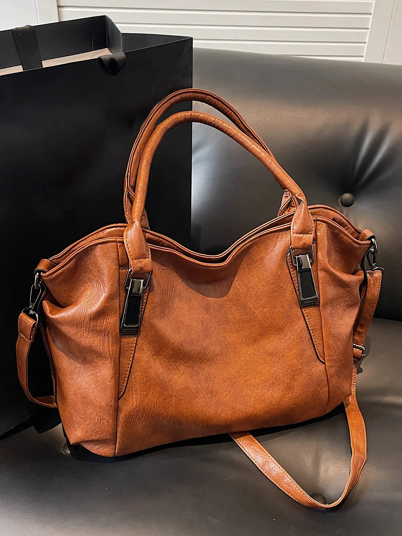 Simple fashionable solid color casual shoulder messenger bag, niche personality versatile shape adjustable shoulder strap messenger bag, retro practical versatile shoulder bag, suitable for daily travel, shopping, etc.