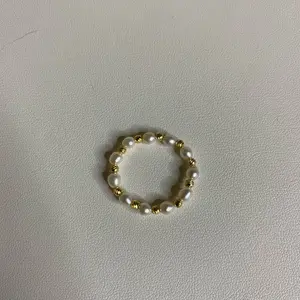 Pearl ring with golden spacer