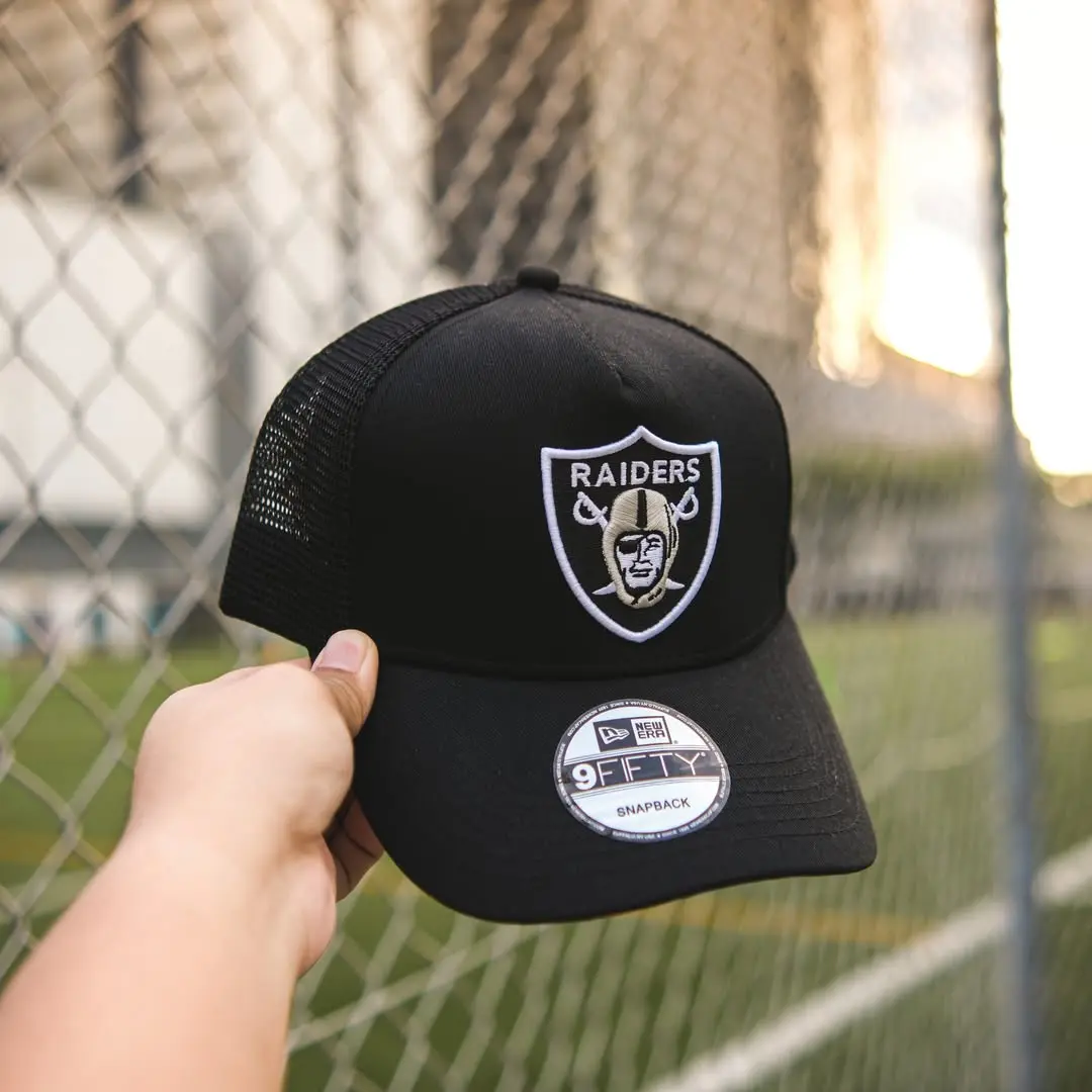 New Era Raiders 9FIFTY Snapback Cap, Las Vegas Raiders NFL Baseball Style Hat, Black Trucker Adjustable Cap, Streetwear Hip Hop Vintage Trendy TikTok Viral Hat, Unisex Gorras Gorra Beisbol, Urban Fashion