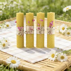 Set of 4 natural beeswax candles, 5.5 inches handmade rolled, honeycomb texture with pink dried flower decoration, fragrance-free clean burning, suitable for home decoration, Halloween, Christmas, creating a cozy atmosphere, styling and gifting