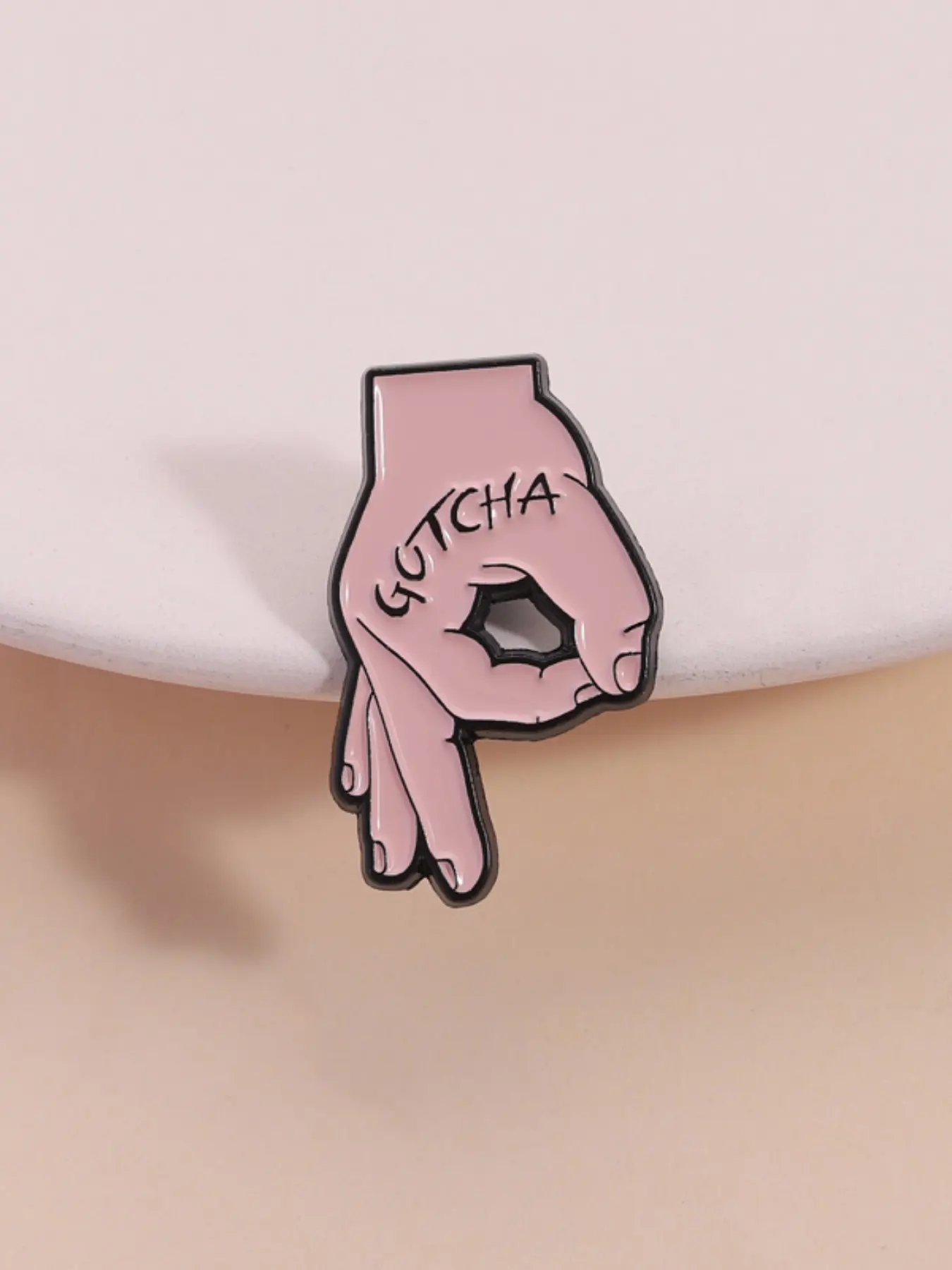 Interactive Prank Gesture Badge Pin, Gotcha Text Hand Sign Design, Cartoon Pattern, Fun Humorous Accessory, Daily Social Wear, Backpack Trendy Decor, Gift for Meme Culture Lovers, Interaction, Alloy Brooch