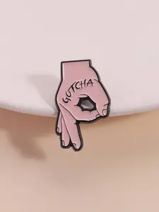 Interactive Prank Gesture Badge, Gotcha Text Hand Sign Design, Cartoon Pattern, Fun Humorous Accessory, Daily Social Wear, Backpack Trendy Decor, Gift for Meme Culture Lovers, Interaction