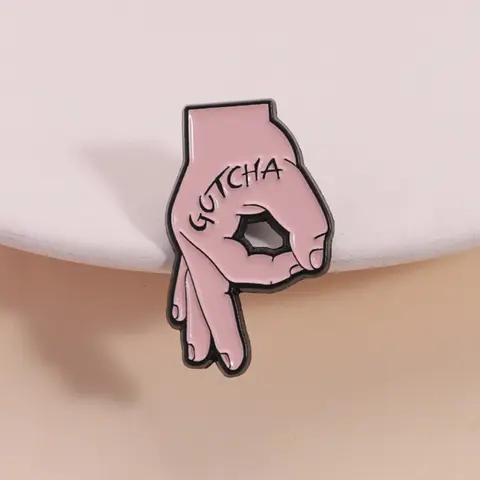 Interactive Prank Gesture Badge With Gotcha Text Hand Sign Cartoon Pattern, Fun Humorous Accessory, Daily Social Wear, Backpack Decor, Gift for Meme Culture Lovers, Alloy Brooch Pin