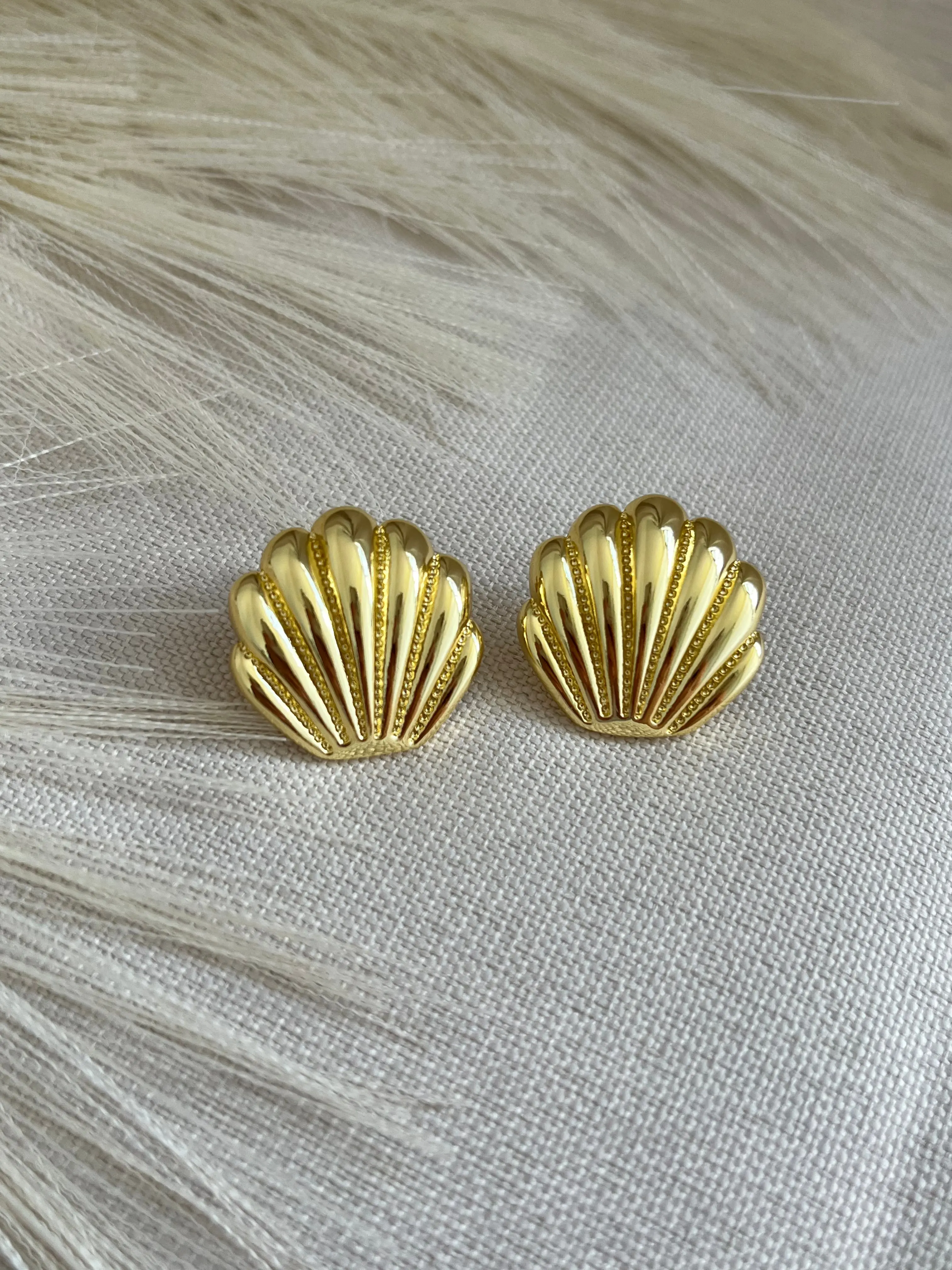 24K Gold Seashell Stud Earrings – Ocean-Inspired Elegance