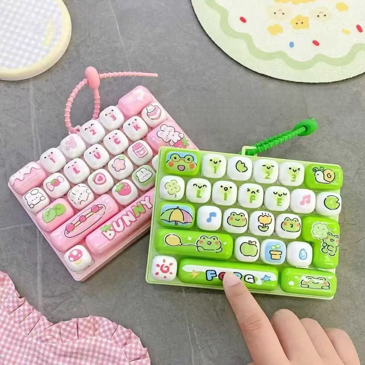 Portable Mini Fidget Keyboard Keychain, 26 Keys Transparent Dual Color Stress Relief Sensory Toy, Perfect Birthday Gift For Children