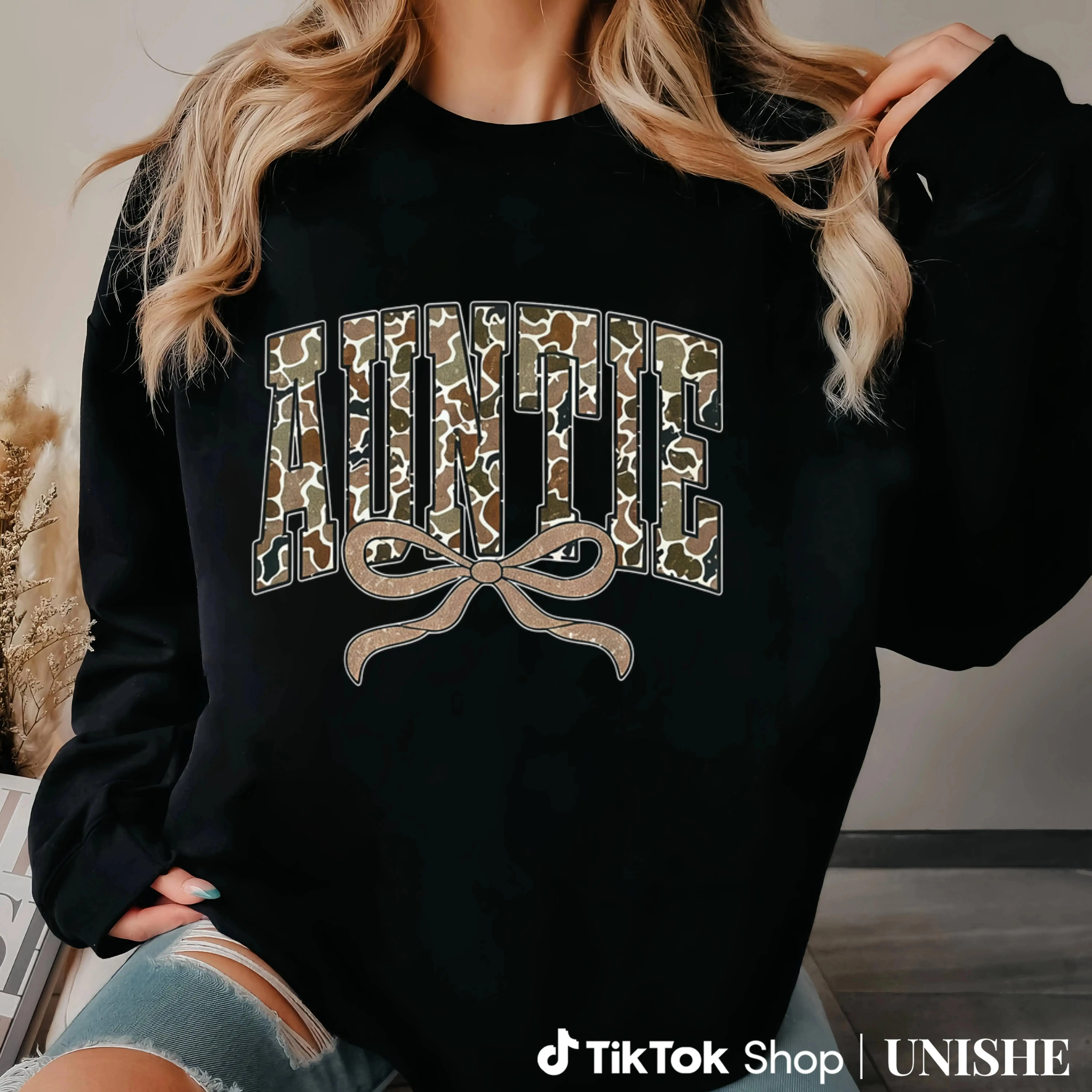 Vintage Style Camo Auntie Sweatshirt with Coquette Bow – Long Sleeve Cozy Top for New Aunts