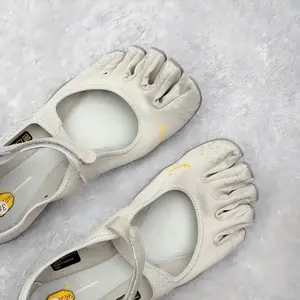 The Lady's Gray Five-toed Shoes are Breathable, Dry, and Do Not Cause Foot Discomfort. They are Excellent Items for Both Indoor and Outdoor Yoga Training.