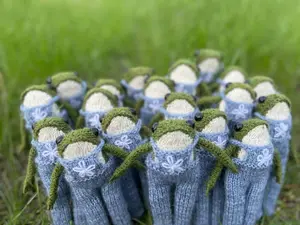Knitted Farmer Frog – Hand Knit Frog Plush Toy in Overalls, Collectible Stuffed Animal, Cute Gift for Frog Lover, Soft Handmade Doll