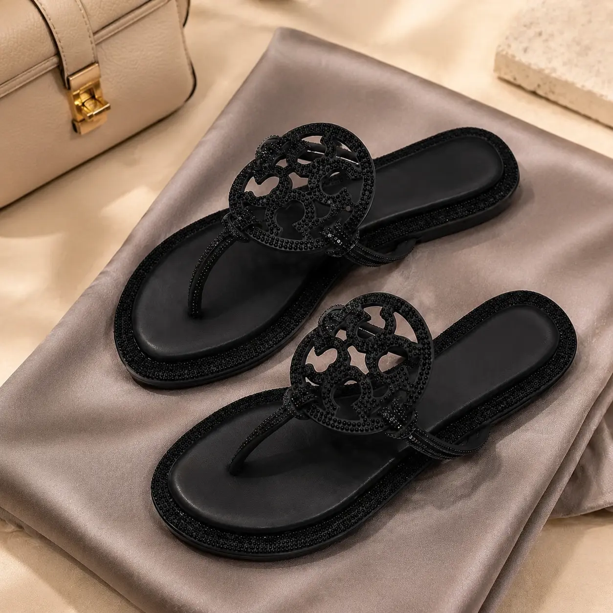 Women's Rhinestone Flat Sandals Luxury Sparkle Flip Flops Elegant Summer Beach Shoes Casual Slip On Shoes